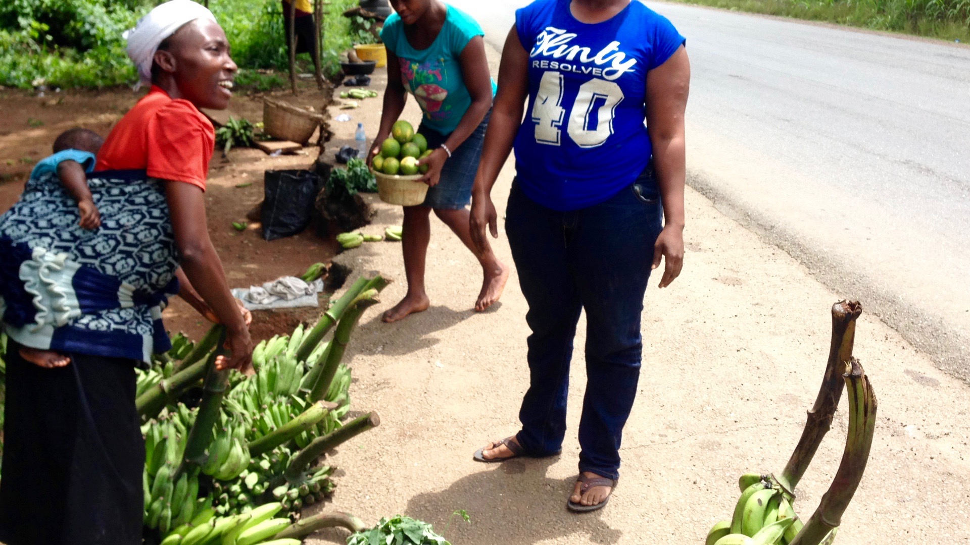 Ijesha women roadside hawking green plantains and oranges, Osun, Nigeria. #JujuFilms